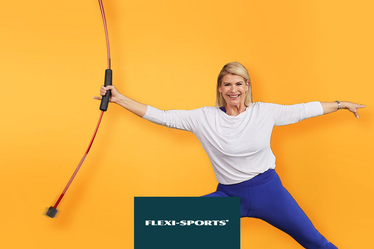 Frau in Sportkleidung hält ein flexibles Trainingsgerät vor gelbem Hintergrund mit „Flexi-Sports“-Logo.