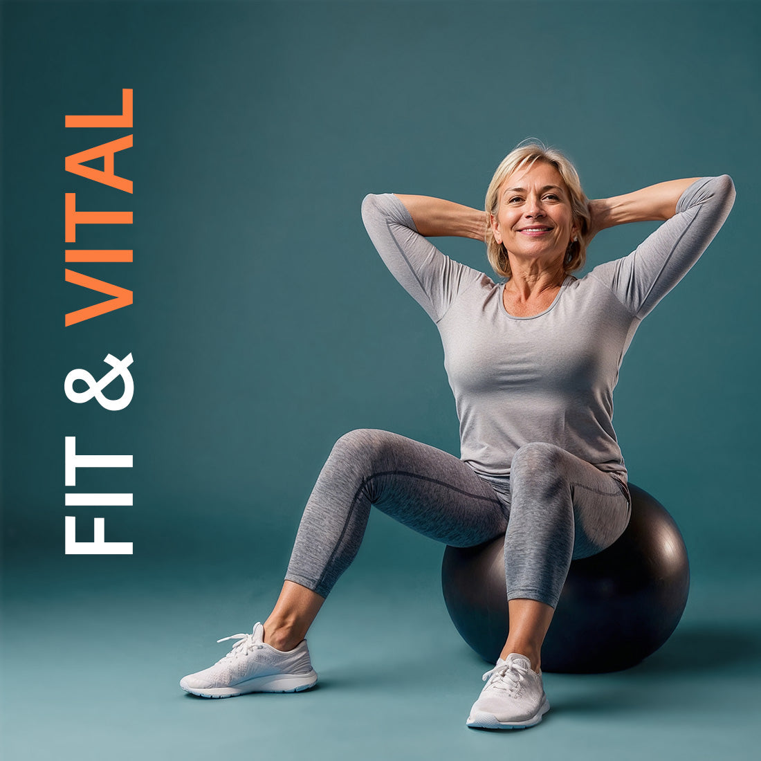 Frau in Sportkleidung sitzt auf einem Gymnastikball, lächelt und hat die Hände hinter dem Kopf; Text "FIT & VITAL" links.