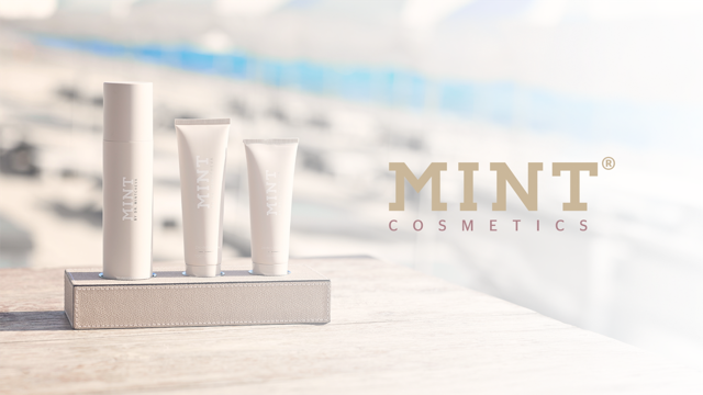 Drei MINT-Kosmetikprodukte in eleganter Verpackung stehen auf einem Tisch, daneben das Logo von MINT Cosmetics.
