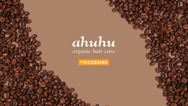 Kaffeebohnen umrahmen den Schriftzug "ahuhu organic hair care THICKENING" auf braunem Hintergrund.